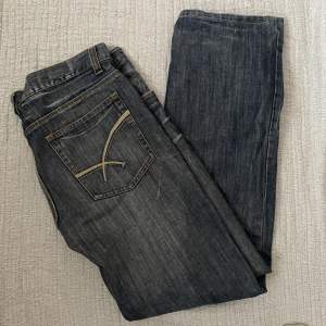 Super coola vintage jeans!    midjemått: 90cm innerbensmått: 84cm 