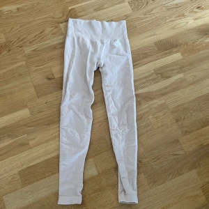 Ljusrosa/beigea träningstights från Womebsbest - Ljusrosa/beigea tights från womensbest i gott skick. Håller på att rensa garderoben just nu så kommer att lägga ut massa kläder och träningskläder. 