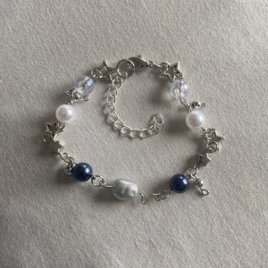 Armband  - Gulligt handgjort armband. Skriv för frågor. Tryck inte på ”köp nu” direkt. Skriv till mig istället :D