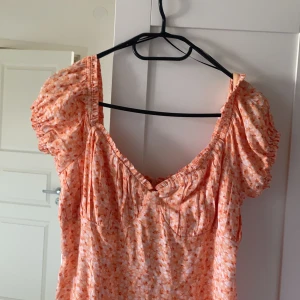 Klänning  - Fin sommarklänning från HM aldrig använd har bara hängt i garderoben Liten i storlek har passat mig som är 40-42 