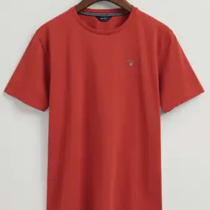 Röd T-shirt från Gant. I mycket bra skick 