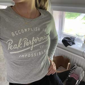 Superfin grå topp från Peak performence!🤍