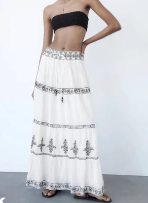 Zara kjol - Jätte snygg zara kjol! Använd bara 2 gånger, nyskick. Pris kan diskuteras! Skriv privat för egna bilder  SÄNKT PRIS!!!!!!