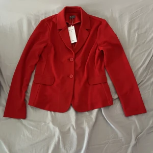 Röd kavaj  - En super elegant kavaj som aldrig har använts. Lapparna är kvar. Skriv om ni har frågor🫶🏼 priset kan diskuteras.
