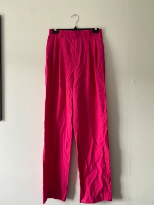 Byxor  - Kostymbyxor, linnebyxor. Passar även en 36. Köparen står för frakten. 