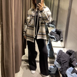 jacka - Jag säljer min zara jacka den har aldrig använts. perfekt för hösten