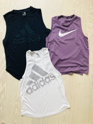 Träninglinnen - Säljer 3st sköna träningslinnen i stl M. Adidas mörkblått - ej använt 100kr Nike lila - ej använt 100kr Adidas vitt - sparsamt använt 50kr Alla 3 för 200kr