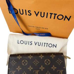 Jättefin och praktisk plånbok från Louis Vuitton med dustbag och kvitto 