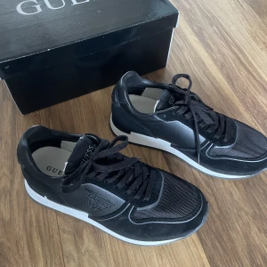 Guess sneakers storlek 40 - Endast använda en gång. Passar mig inte så säljer dem. Det är storlek 40. 