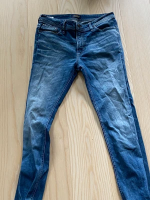 Jack and Jones jeans, regular fit - Är i fint skick o sparsamt använda. Storlek 30/32. Finns att hämta i Uppsala eller fraktas.