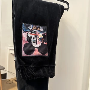 Limitato  - Säljer byxor från limitato i storlek M. Jag köpte ett helt set, så det finns en tillhörande hoodie som ligger ute av mig. Använt 3 gånger, så i superfint skick. Konstnären är : John Paul Fauves. Pris kan diskuteras vid köp som ett set!