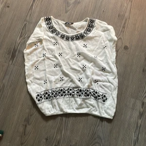 Topp - Snygg topp med brodyr 