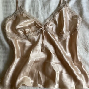spets linne - ett fint satin linne med spets, knappt använt, som passar att ha till jeans eller som en sov överdel⭐️