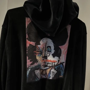 Limitato - Säljer en hoodie i storlek sammet från Limitato. Det finns även tillhörande byxor, då jag köpte detta som ett helt set.  Storlek M.  Tröjan är använd 3 gånger och är i fint skick! Konstnären på tröjan är: John Paul Fauves. 