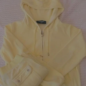 Jätte fin gul juicy sett - Fina gula juicy sett Tröjan på juicyn är M  Byxan på juicyn är Xs Går att diskutera om prisen