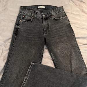 Hej, ja säljer dessa jeans low waist straight från Ginatricot, dom är i storlek 34, bra skick!💞