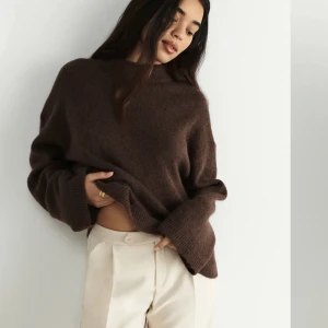 Stickad tröja - Säljer denna bruna stickade tröja med något utsvängda armar 🤎 Stl 36, nyskick. 