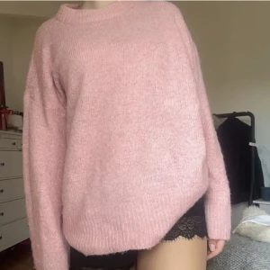 Rosa stickad tröja - Säljer denna jätte fina rosa stickade tröja, har för mycket stickade tröjor hemma så rensar!