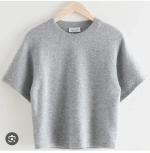 & Other storie stickad t-shirt - Säljer min fina stickade t-shirt från & other stories, sparsamt använd, tjockare material och passar till kjol, jeans, shorts osv året om❤️❤️