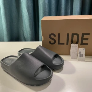 Yeezy Slides Slate Marine - Hej! Säljer ett par DEADSTOCK Yeezy Slide Slate Marine. Strl 50. Köpta på Adidas CONFIRMED. Kvittot och originalbox medföljer. Pris på GOAT 1260 kr.