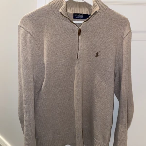 Ralph Lauren halfzip  - Fin Ralph Lauren halfzip. Använd fåtal gånger cond (8,5/10) inga fläckar osv. Säljer pågrund av att den är för liten för mig. Hör av dig vid frågor etc.//Alexander 