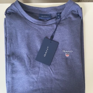 T-shirt  - Gant. Oanvänd med prislapp kvar