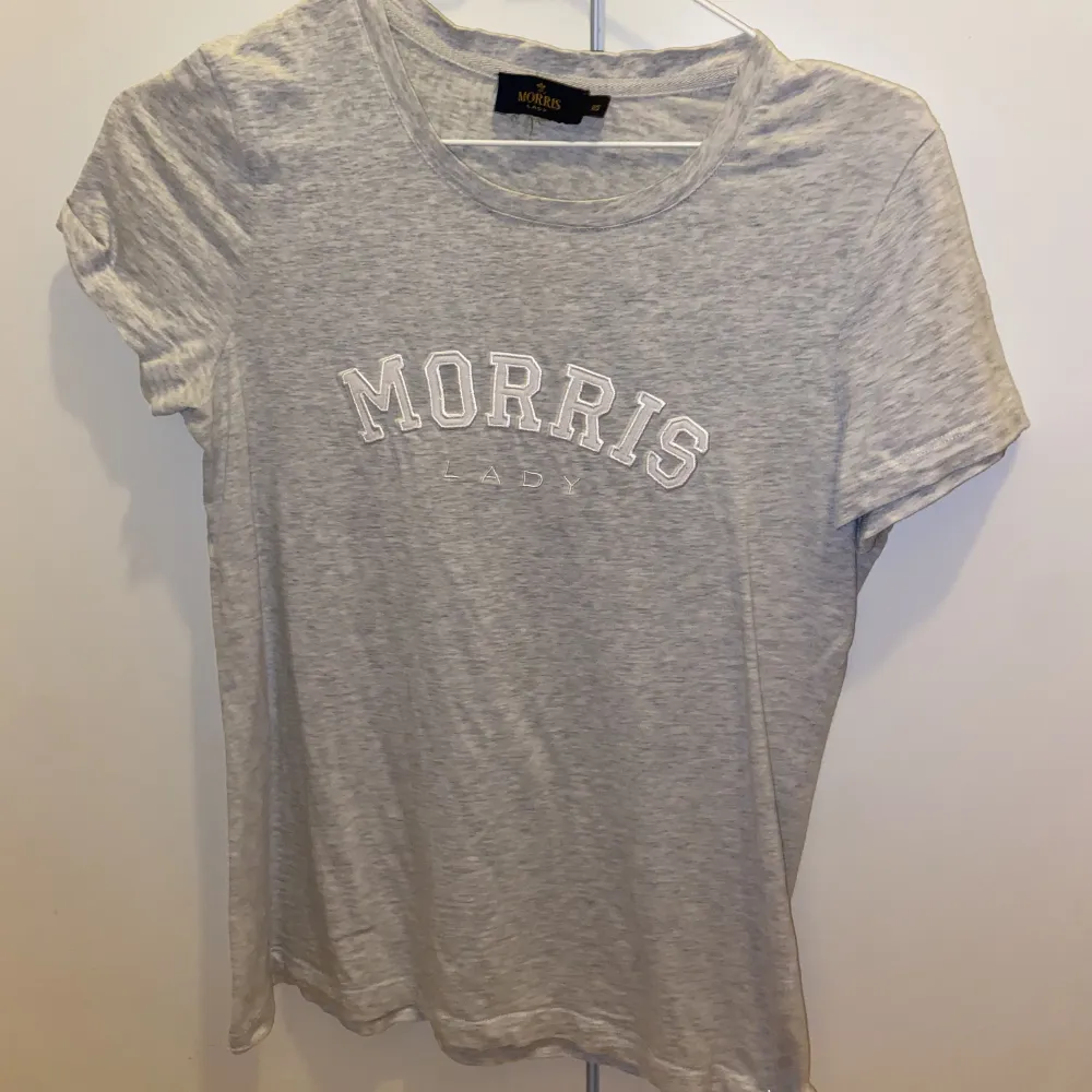 Grå t-shirt ifrån Morris. Köpt för 599kr. Använd fåtal gånger. Strlk XS/ S. T-shirts.