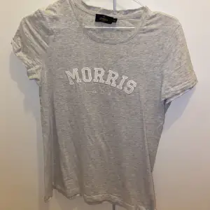 Grå t-shirt ifrån Morris. Köpt för 599kr. Använd fåtal gånger. Strlk XS/ S
