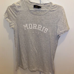 Morris lady t shirt, grå - Grå t-shirt ifrån Morris. Köpt för 599kr. Använd fåtal gånger. Strlk XS/ S