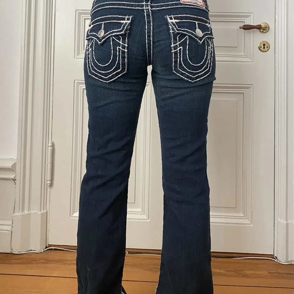 As snygga lågmidjade true religion jeans! Köpte flr 1200💓💓 Midjemått rätt över 36 cm och innerbenslängden 86. Jeans & Byxor.