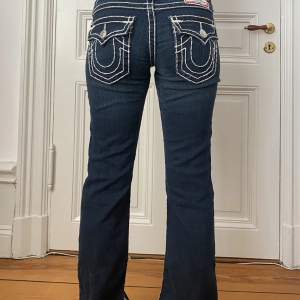 As snygga lågmidjade true religion jeans! Köpte flr 1200💓💓 Midjemått rätt över 36 cm och innerbenslängden 86