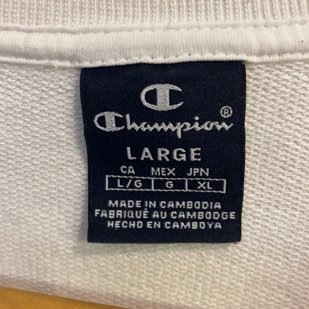 Detta är en vit och stilren långärmad champion tröja som är i storlek LAGRE  Köpt för ca 1 år sedan för 400kr  Säljer nu för 49kr  Använt max 3 gånger sparsamt . Tröjor & Koftor.