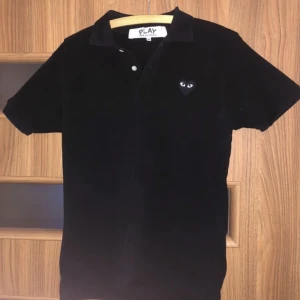 Comme des Garçons piké M - Tja! Säljer nu denna rikigt feta piké.Skicket är 8/10 inga defekter. Priser är inte hugget i sten. Kontakta mig vid eventuella frågor!😁