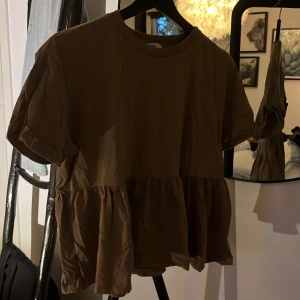 Volang tröja  - Brun volang tröja i storlek s från Bershka. Ändats en två gånger. 