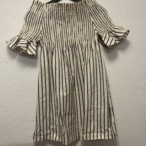 Off shoulder klänning  - Off shoulder klänning från massimo dutti i storlek som passar 11-12, men som någon som är storlek xs skulle kunna ha. 