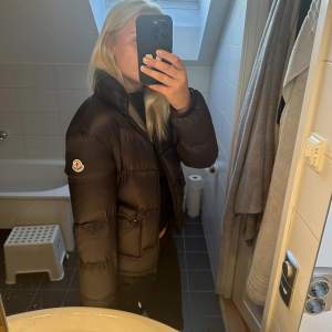 Jackan är i storlek S/M men passar mig väldigt bra som vanligtvis har storlek M. Det är en äkta moncler jacka som köptes här på plick för 2 år sedan, finns en QR kod inuti jackan som bevisar äkthet. Perfekt nu till våren/vintern då den är ganska varm!