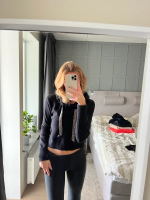 Hoodie med strass detaljer  - Hoodie från zara med strass på snörena