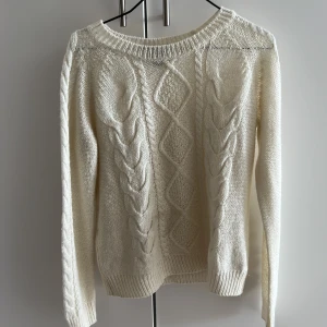 Kabelstickad tröja - Creme-vit lite skimmrig kabelstickad tröja från H&M i stl M men passar xs-m beroende på passform! Mohairmix