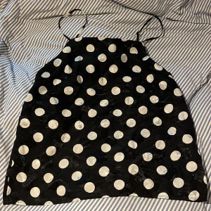 Linnne i siden - Pieces strl M - En gammal favorit som jag tyvärr växt ut. Passar lika bra till fest som till vardags.