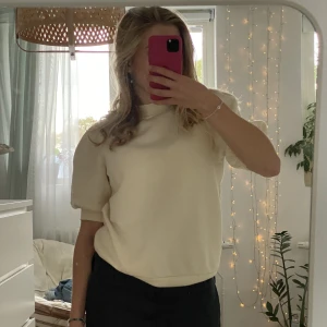 Kortärmad sweater - Supersöt kortärmad tjocktröja💛 Jättemjukt material och en härlig ljusgul färg☺️ Köpt på veromoda säljer för 150⭐️