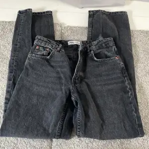 Svarta jeans från zara i storlek 34. I nyskick!! Midwaist!!