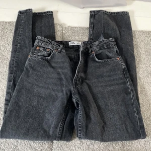 Zara jeans - Svarta jeans från zara i storlek 34. I nyskick!! Midwaist!!