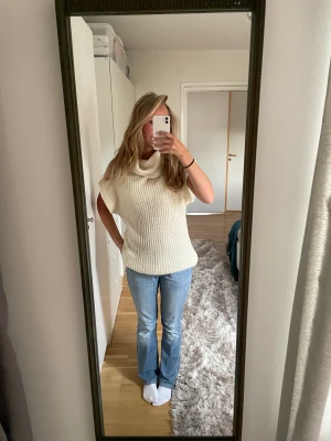 Kortärmad stickadtröja  - Jätte fin kortärmad stickad tröja med krage från VILA😍😍Säljer då den inte kommer till användning tyvärr