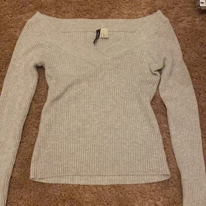 Långärmad tröja - Grå, tight, stretchig tröja. Kan även bäras som en off shoulder tröja💕 Använd helst köp nu!