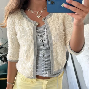 Trekvartsärmad kofta!  - Äntligen bestämmt att sälja min favorit kofta! Så snygg och passar till allt 