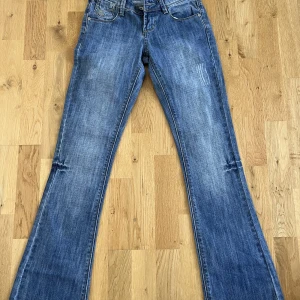 Lågmidjade bootcut - Lågmidjade bootcut jeans från Miss Cron-x. Köpta på plick men passade tyvärr inte mig! Midjemåttet: 36 cm rakt över. Innerbensmåttet: 80 cm