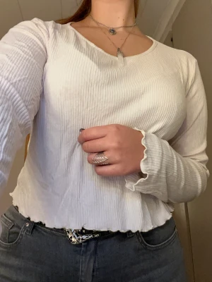 Långärmad Tröja - Långärmad tröja med volanger, i nyskick.