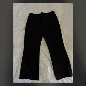 Kostymbyxor  - Superfina kostymbyxor, använda en gång därav toppskick. Perfekt längd för mig som är 160cm.  Katt finns i hemmet <3 