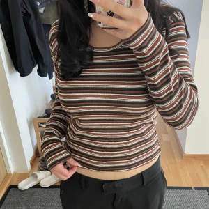 Randig tröja 🦓 - Cool långärmad randig tröja köpt second hand 🤗 perfekt längd då den varken är för lång eller känns för croppad. Snygga färger som passar perfekt till hösten 😍 köpare står för fraktkostnad 