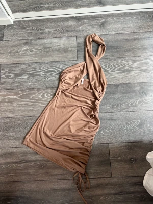 Festklänning Brun - Brun festklänning!🤎 Superfin men aldrig kommit till användning:( Storlek s/m med mycket stretch